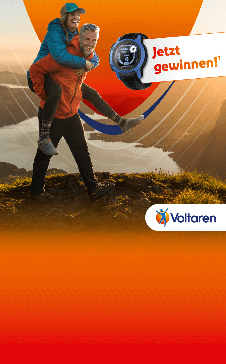 Wanderndes Paar in einer Berg- und Seenlandschaft während dem Sonnenaufgang, Sportuhr mit Störertext 'Jetzt gewinnen!', Voltaren-Logo im Vordergrund.