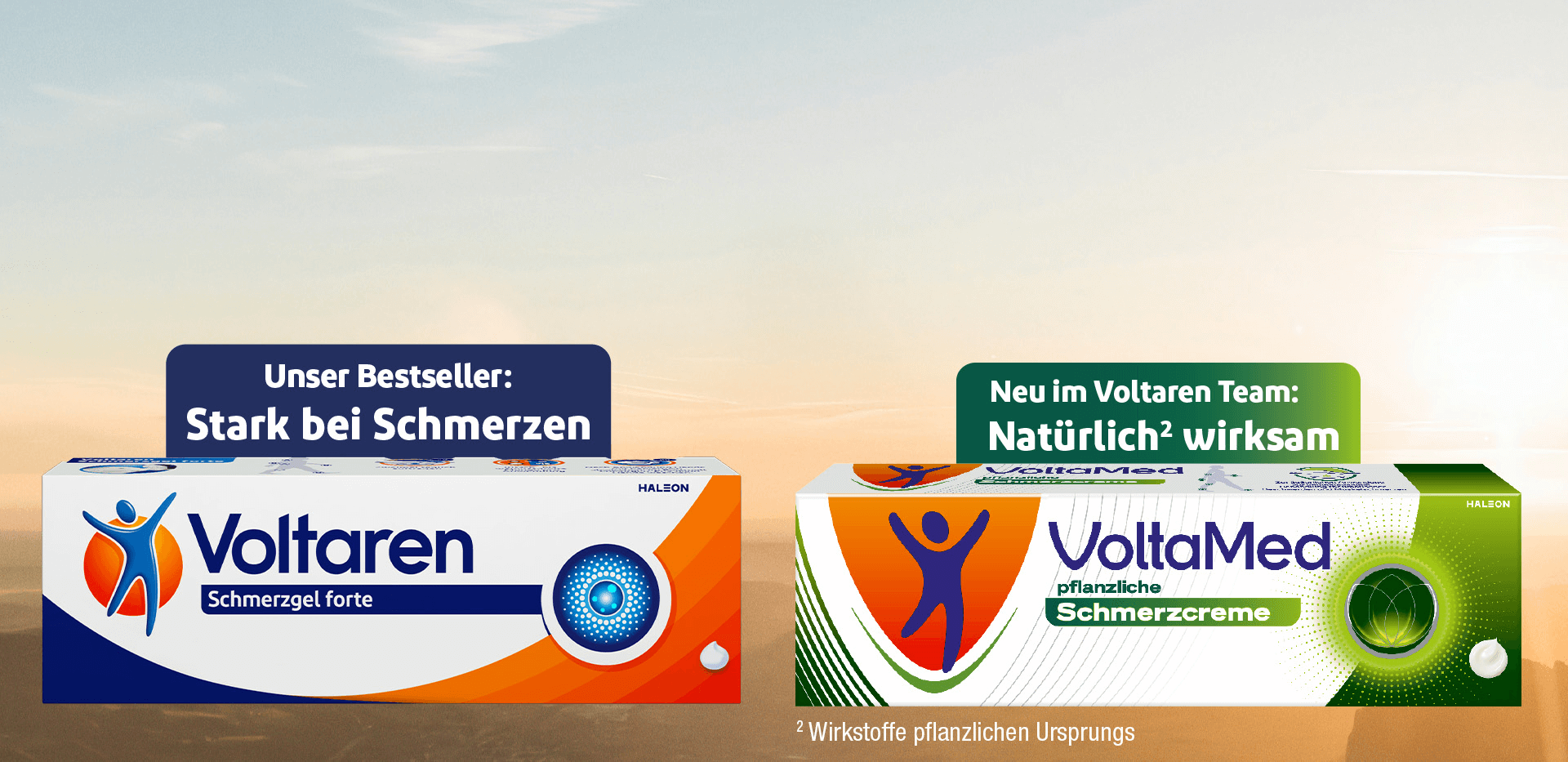 Voltaren Schmerzgel forte Packung mit der Botschaft 'Stark bei Schmerzen' und VoltaMed pflanzliche Schmerzcreme Packung mit der Botschaft 'Natürlich wirksam' vor Himmel.